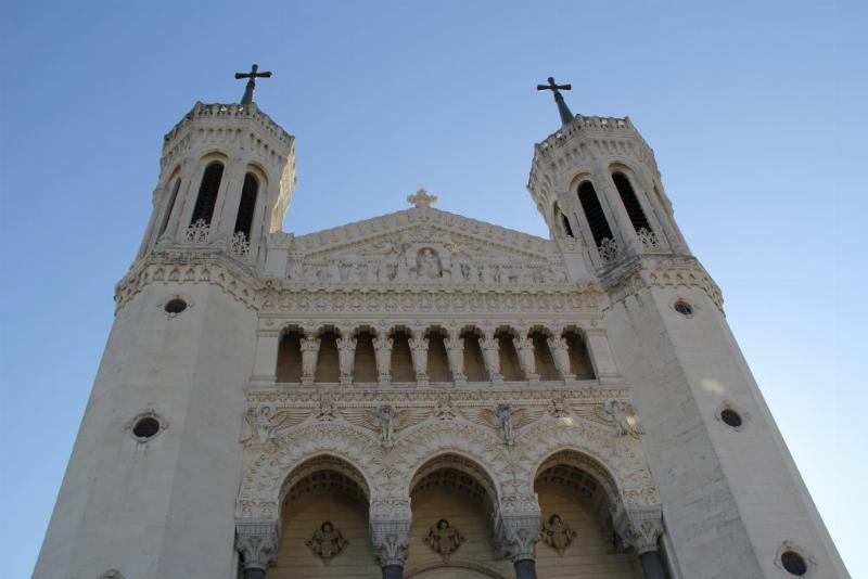 Le dôme majestueux de l’église du Val-de-Grâce, emblème des églises catholiques de Paris et chef-d’œuvre de l’architecture classique française.